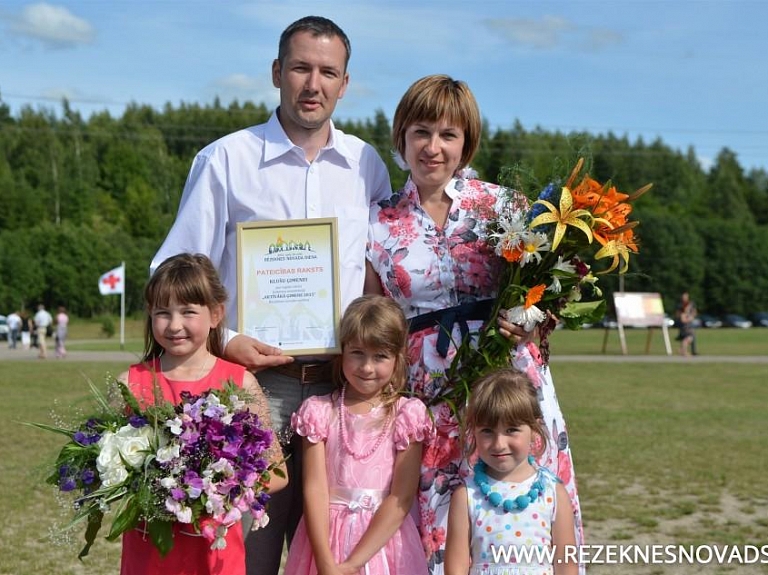 Klušu ģimene kopā ar Valsts prezidentu iedegs Ziemassvētku egli

