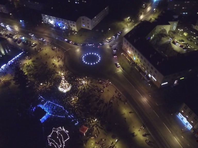 Video: Valmierā iededz Ziemassvētku egli

