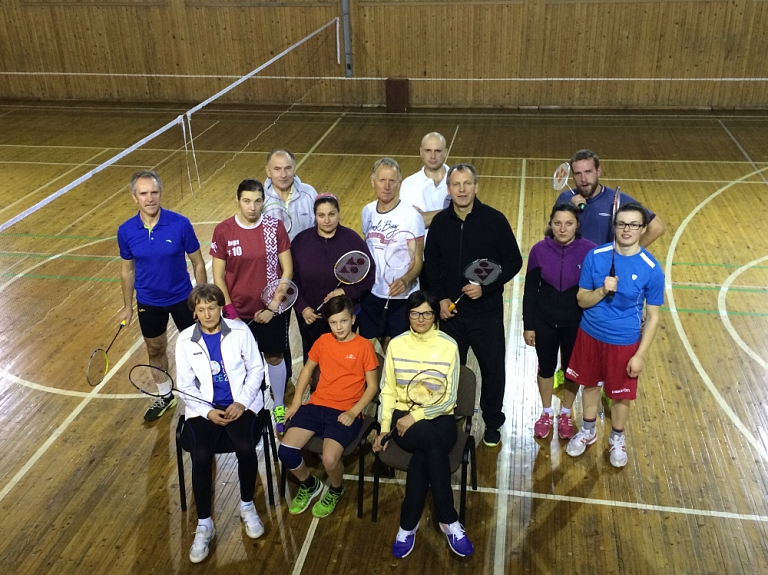 Jelgavas badmintonisti zaudē Penkulē, LLU Sporta namā studenti uzvar Ozolniekus

