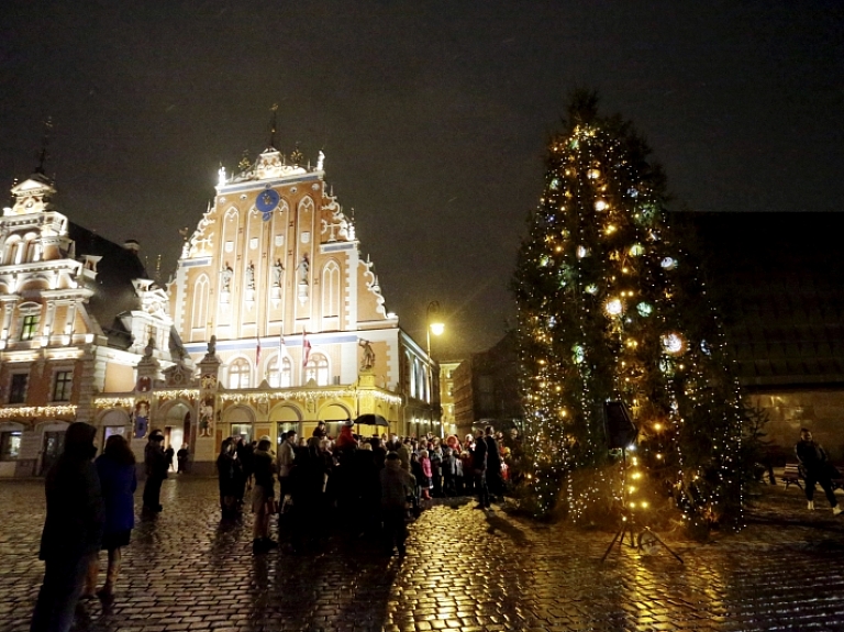 Smilgu ģimene no Valmieras kopā ar Valsts prezidentu iedegs Ziemassvētku eglīti


