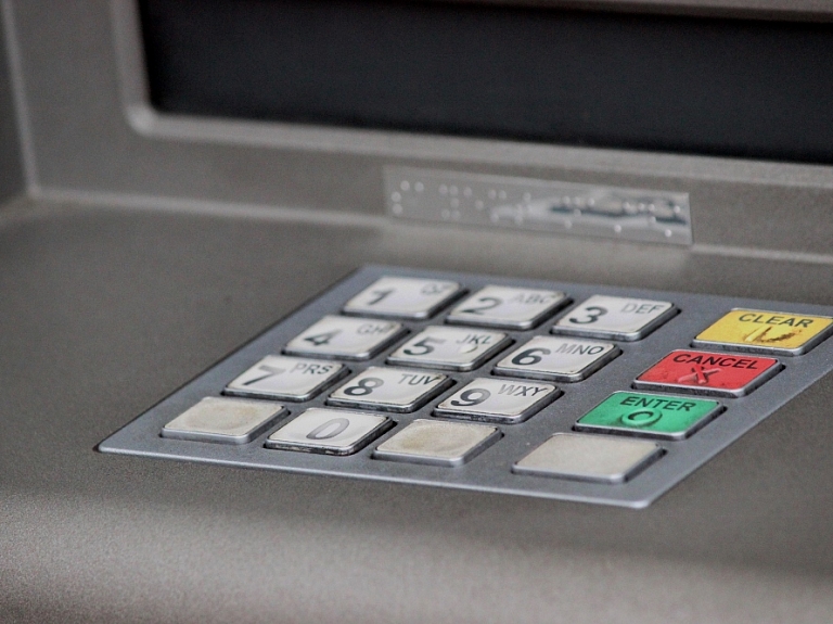 Atklājot bankomātu Ciblā, "Swedbank" nodrošina skaidras naudas izmaksu pieejamību visos Latvijas novados


