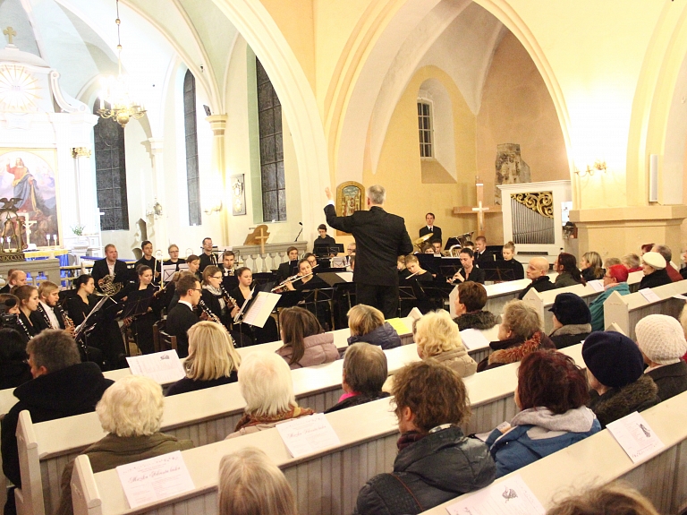 Valmieras Svētā Sīmaņa baznīcā izskan koncerts "Mūzika Adventa laikā"

