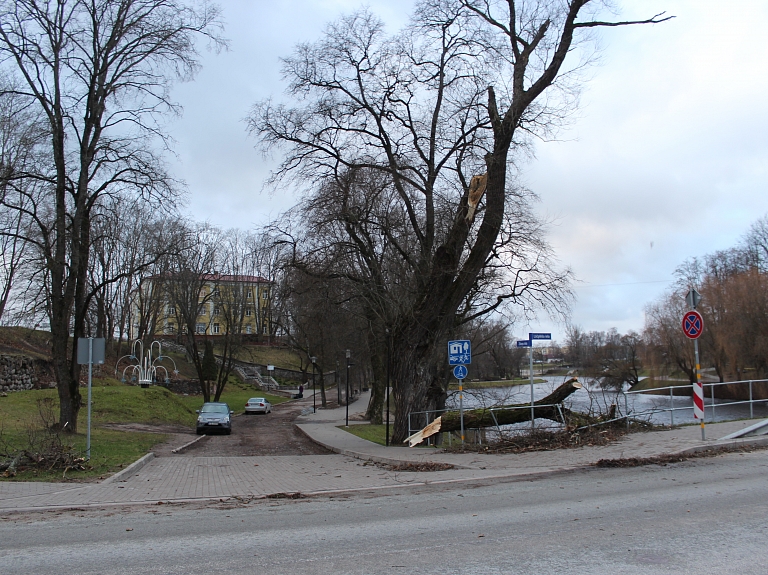 Ugunsdzēsēji Valmierā saņēmuši vairākus izsaukumus saistībā ar spēcīgā vēja postījumiem

