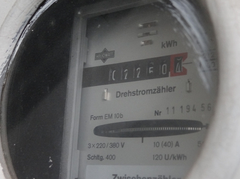 Elektroenerģijas tirgus vidējā cena Latvijā samazinājās par 15%

