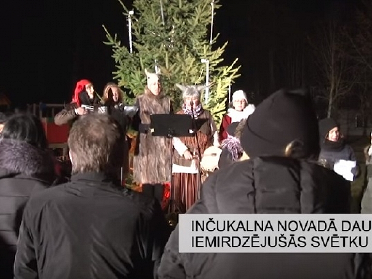 Inčukalna novadā daudzviet iemirdzējušās svētku egles