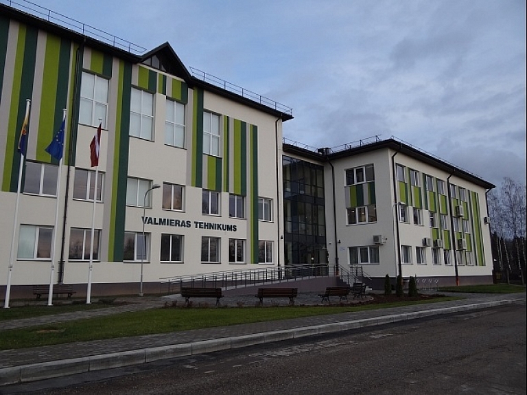 Valmieras tehnikumā ēdiena gatavošanas dēļ nostrādā trauksmes signāls

