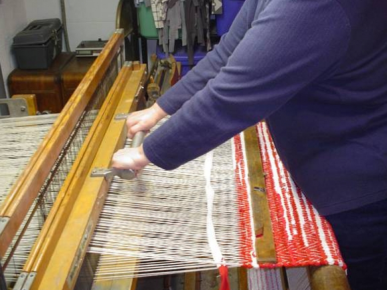 Saulkrastos skatāma audēju kopas "Kodaļa" darbu izstāde

