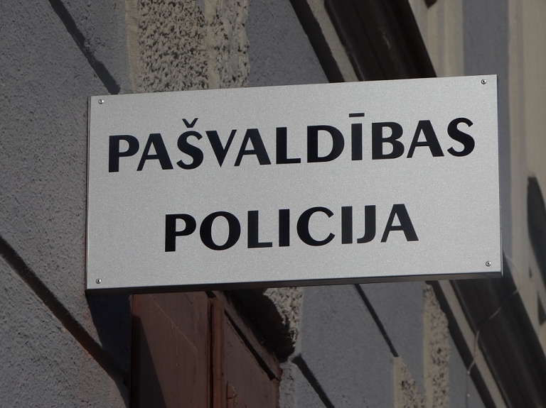Jelgavā Pašvaldības policija mediķiem palīdz savaldīt agresīvu pacienti