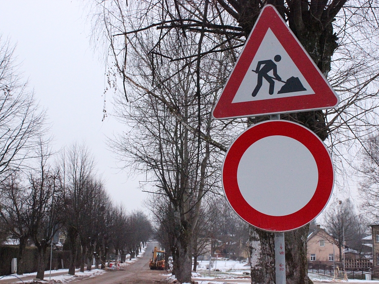 Uz autoceļa Daugavpils-Lietuva vēl turpinās darbi un saglabājas satiksmes ierobežojumi

