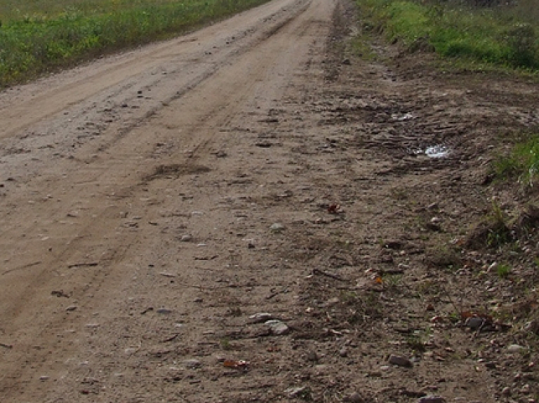 Greiderē apžuvušus grants autoceļus