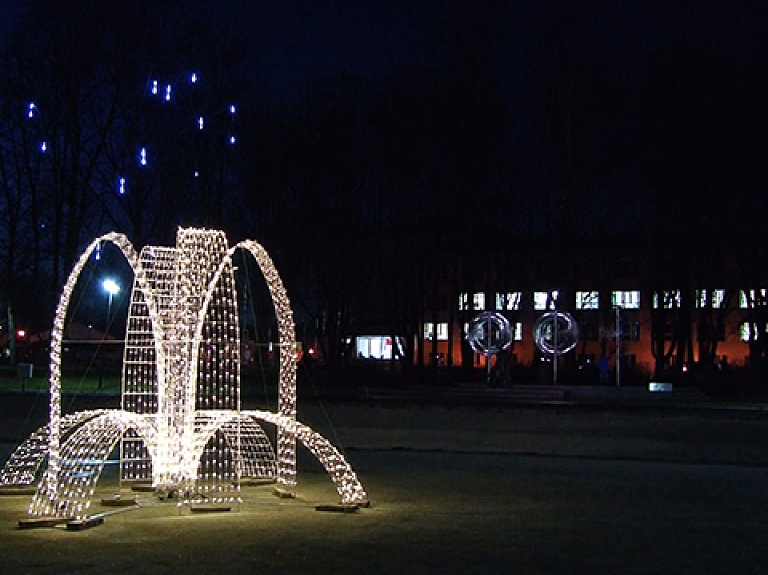 Dubrovina parkā uzstādīta ziemas strūklaka 

