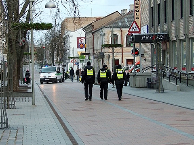 Daugavpilī par apgaismojuma un soliņa bojāšanu pašvaldības policija aiztur sešus ļaundarus

