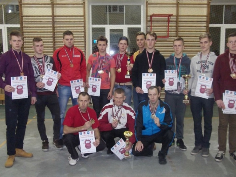 Emīls Koniševs no Viļakas novada čempions starp jauniešiem svarbumbu celšanā