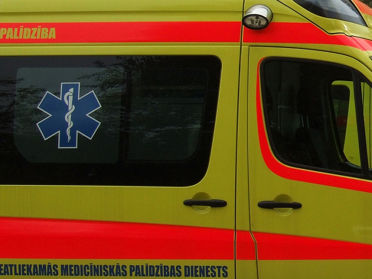Rīgas reģionā vīrietis uzkritis uz metāla konstrukcijām