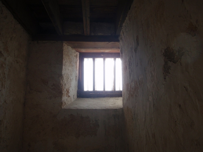 Nepatiesi apsūdzētais un cietumā pavadījušais policists no valsts pieprasa 15 000 eiro

