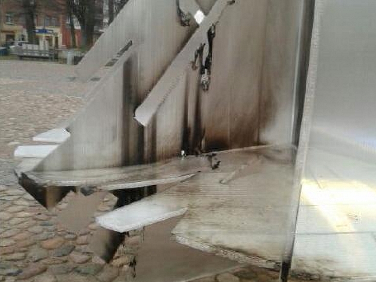 Aizdedzināto Dobeles Ziemassvētku egli plāno atjaunot 