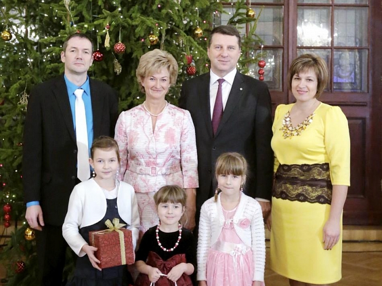 Klušu ģimene kopā ar Valsts prezidentu iededza Ziemassvētku egli

