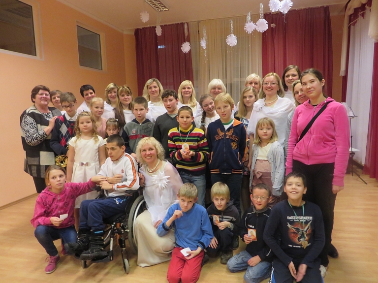 Rudzātu speciālajā internātpamatskolā dodas peretī Svētvakaram

