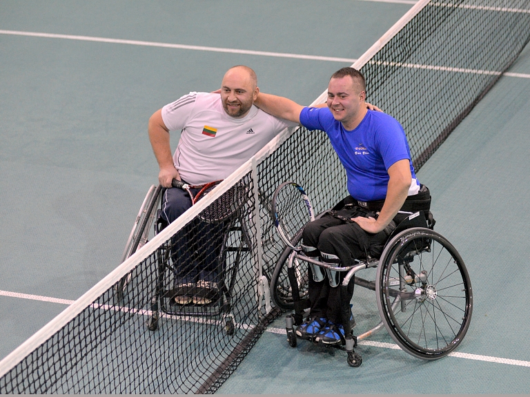 Rīgā atklāj cilvēkiem ratiņkrēslos pielāgotus tenisa kortus

