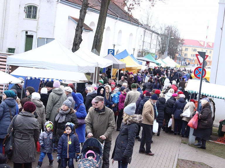 Valmieras Rātslaukumā un pils teritorijā notiek Ziemassvētku tirdziņš 