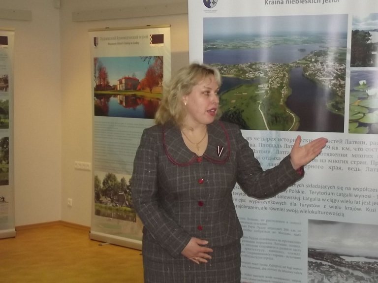 Pilsēta ar skatu uz ezeru atrod jaunus draugus

