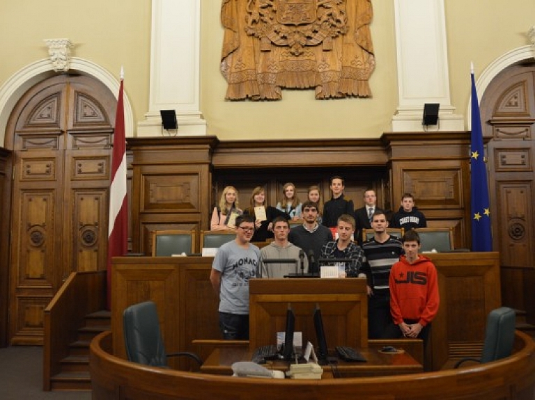 Krustpils novada jaunieši viesojas Saeimā