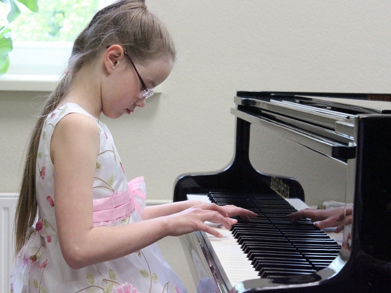 Atcelts Carnikavas Mūzikas un mākslas skolas koncerts 17.decembrī

