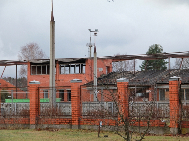 Sākta Carnikavas stadiona tribīņu nojaukšana