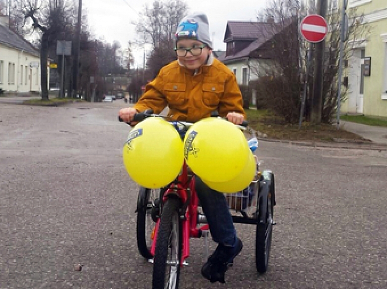 Dmitrija ģimene no Dagdas saņem īpašu trīsriteni

