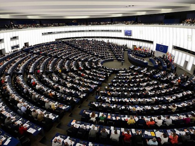 Saeimas komisija atbalsta, ka Saeimas un EP vēlēšanās varēs piedalīties partijas ar vismaz 500 biedriem

