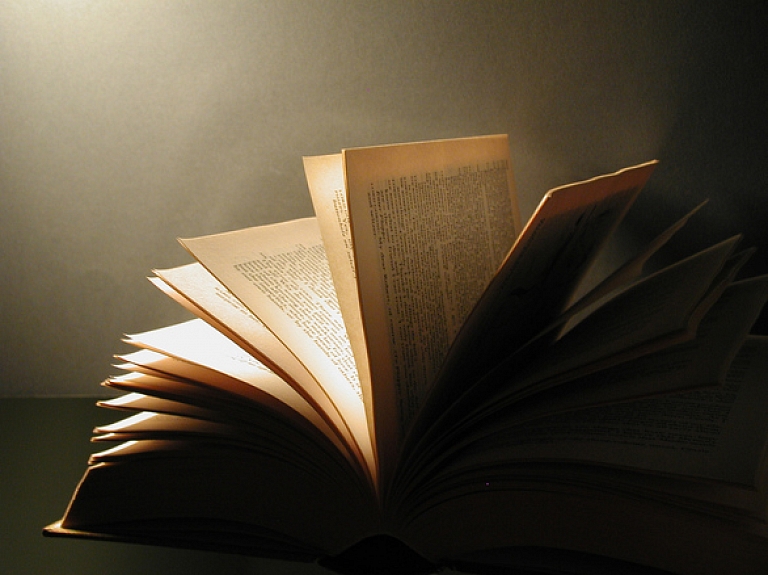 Viļakas novada bibliotēkā atklāj novadnieces Ilzes Keišas grāmatu