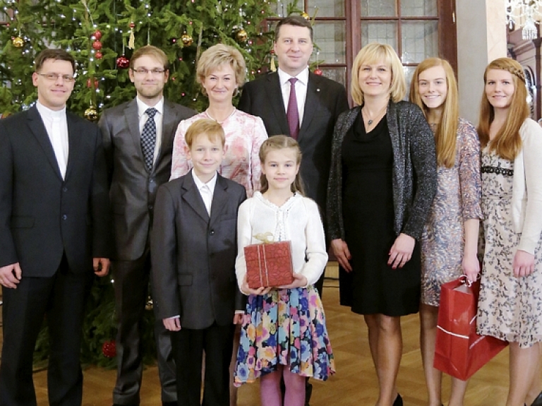 Smilgu ģimene no Valmieras kopā ar prezidentu iededza Ziemassvētku eglīti

