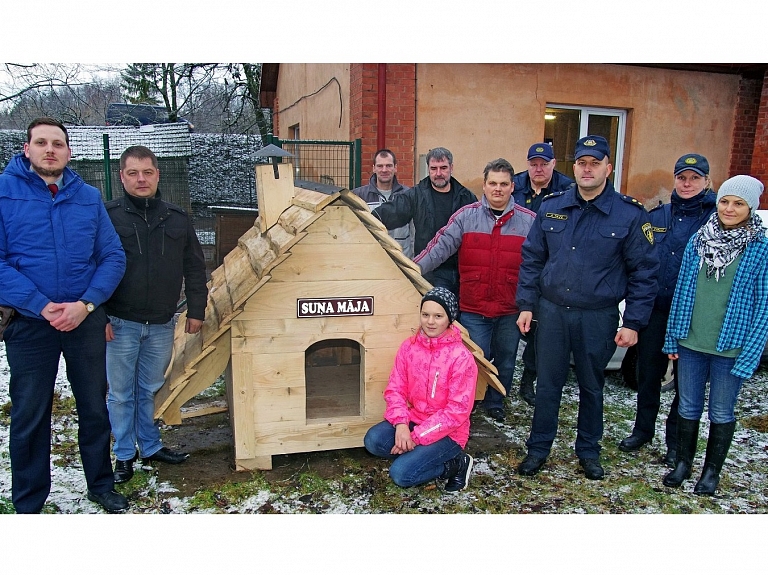 Cēsu policisti iepriecina dzīvnieku patversmes iemītniekus

