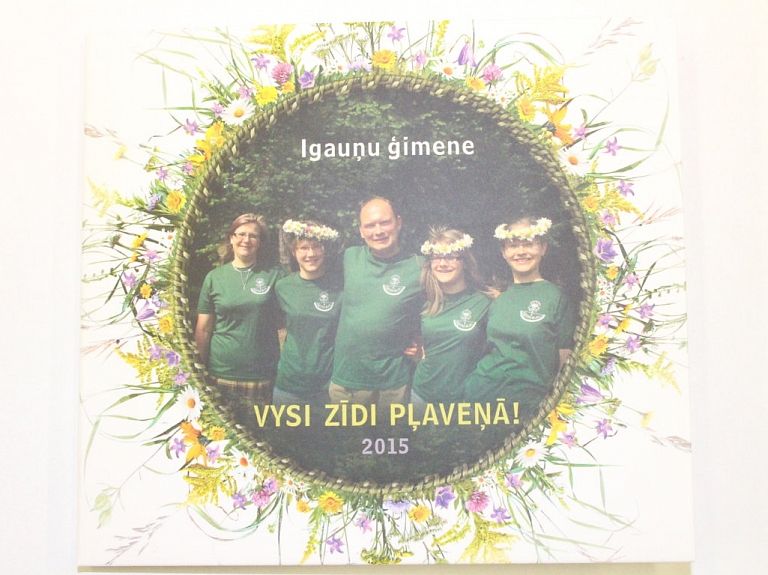 Igauņu ģimene klausītāju vērtējumam nodod savu jauno albumu

