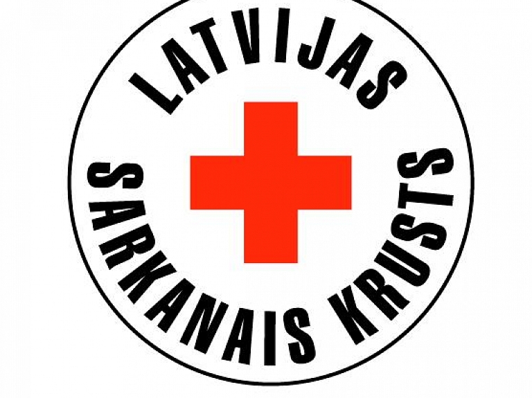 Sarkanā Krusta Ludzas komiteja dala apģērbu

