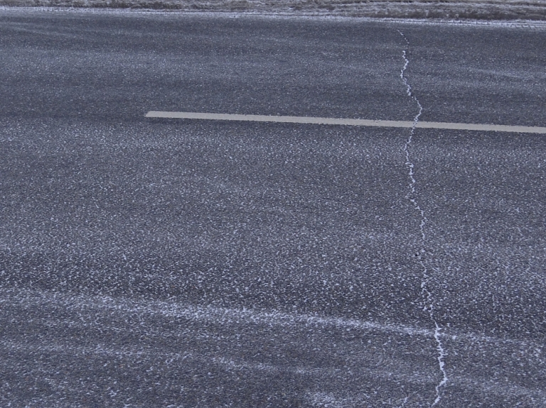 Liepājas apkaimē apledojuši autoceļi; autovadītājiem jāuzmanās

