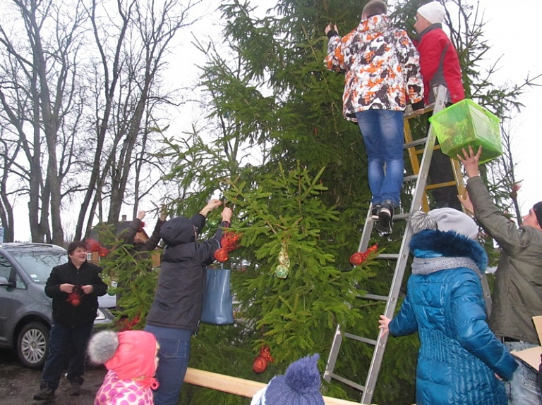 Vecsalienas jaunatnes centra jaunieši uzbur svētku noskaņu

