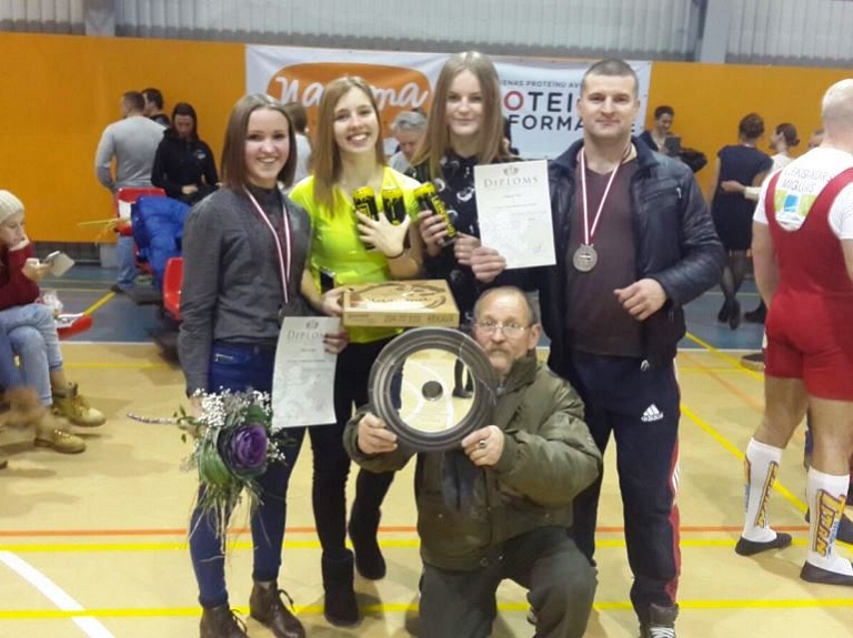 Viesītes sportistiem panākumi Latvijas čempionātā spēka trīscīņā

