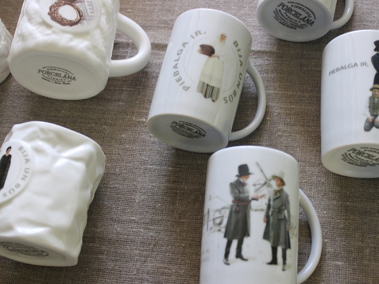 Valkas bibliotēkā apskatāma Piebalgas Porcelāna fabrikas meistaru darbu izstāde

