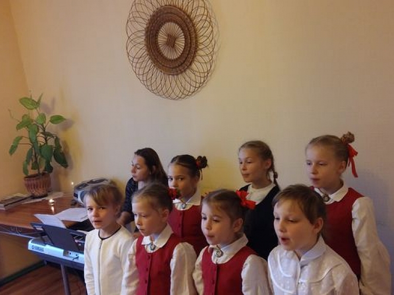 Subates pamatskolas skolēni iepriecināja "Miera nama" iemītniekus

