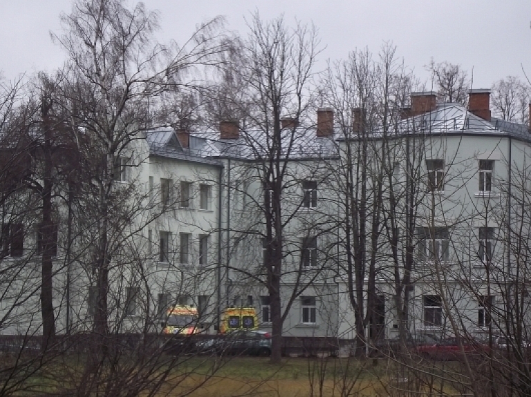 Līvānieši sašutuši par egles nozāģēšanu

