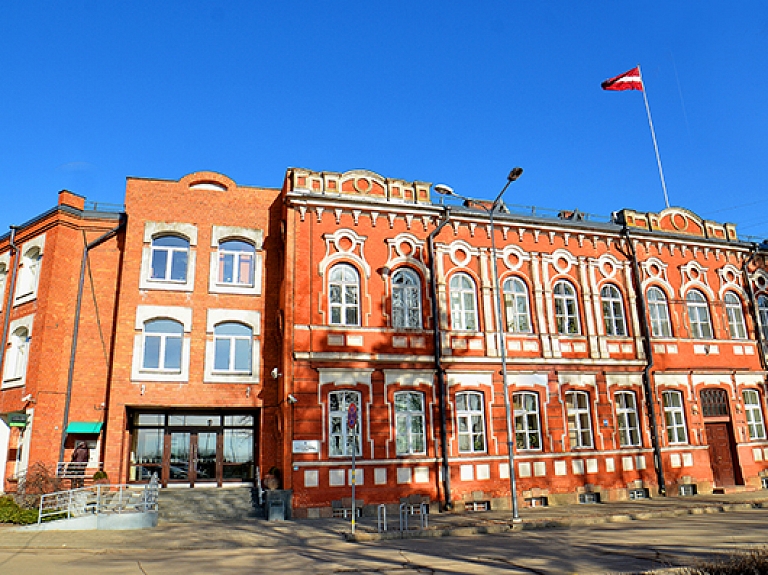 Daugavpils skolēnus aicina iepazīties ar domes darbu

