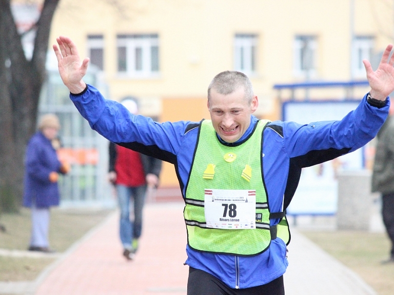 Labdarības ultramaratonā "Rīga-Valmiera" ziedos valmierieša Jēkaba ārstēšanai

