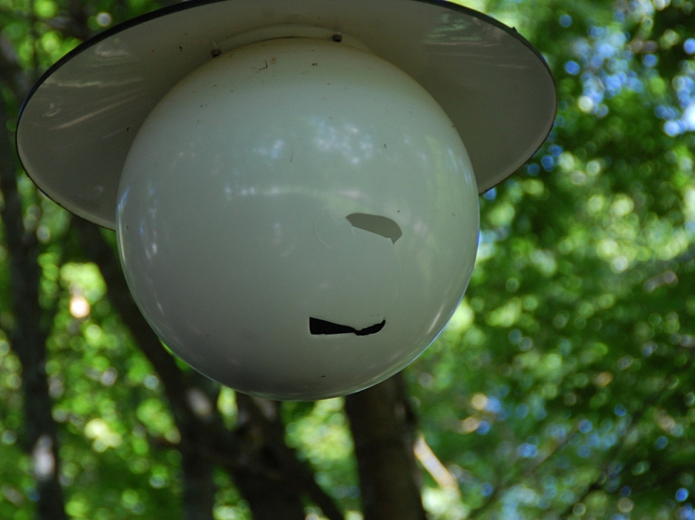 Ludzā vandaļi sasit 15 laternas pilsētas parkā

