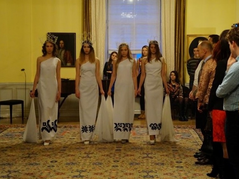 Balvu skolēni Zviedrijas vēstniecībā svin Lūcijas dienu