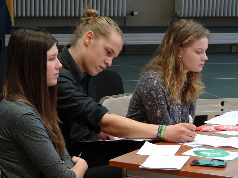 Aptauja: Studenti kā nozīmīgāko problēmu darba meklējumos min atalgojuma nesamērīgumu ar prasībām


