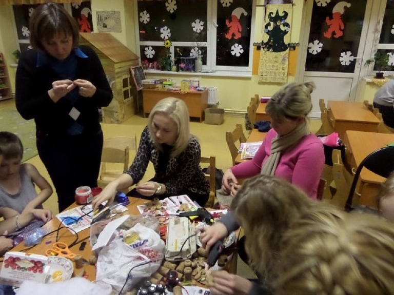 "Sienāzītis" audzēkņi piedalās Ziemassvētku radošajā darbnīcā