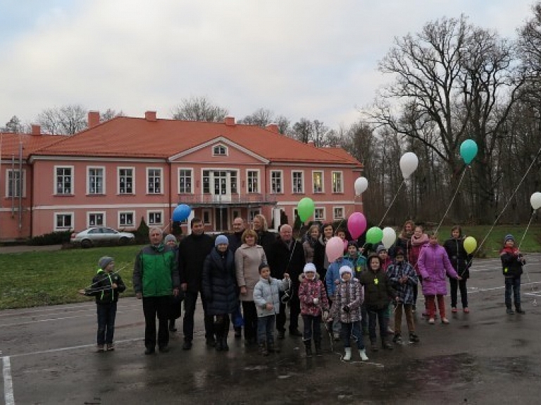Bikstos rekonstruēti divi ēku jumti

