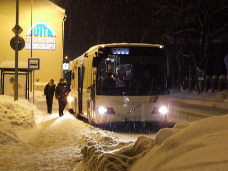 "VTU Valmiera" atgādina: eglītes sabiedriskajā transportā drīkst pārvadāt