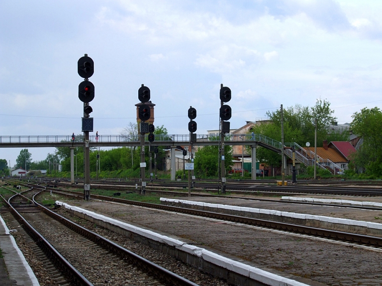 Daugavpilī dzērumā no dzelzceļa tilta nolēkušas divas jaunas sievietes

